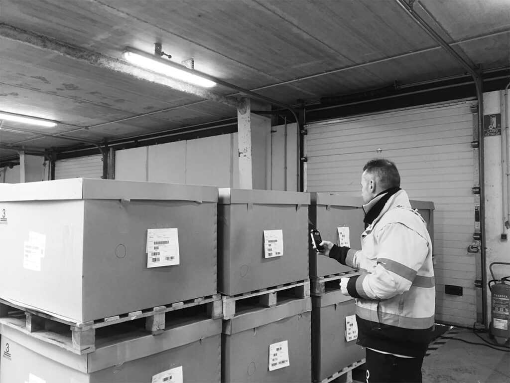 Production control and traceability system with QR technology and geopositioning